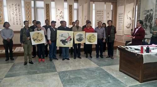 “翰墨頌英模，添彩中國夢”慶五一節(jié)書畫贈英?；顒釉谏綎|省文化館隆重舉行