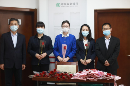 連心物業(yè)駐德州農(nóng)行項(xiàng)目開展“三八婦女節(jié)獻(xiàn)花送祝?！敝黝}活動